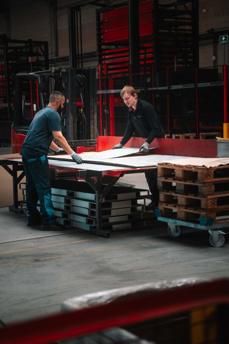 konstruktions-oder-industriemechaniker/-in-offene-stellen-burkholz-zwei-mitarbeiter-der-firma-burkholz-am-verpacken-von-blechen