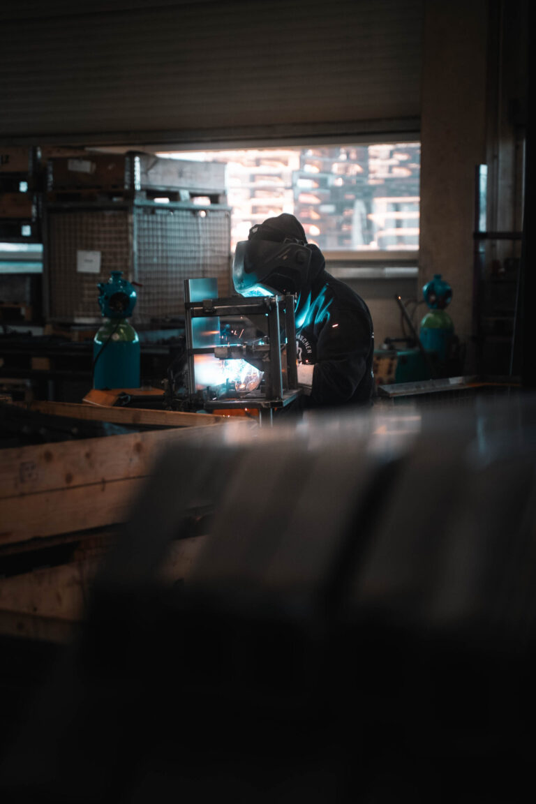 mann-arbeitet-am-schweissgeraet-jobs-burkholz-konstruktions- oder-industriemechaniker/-in